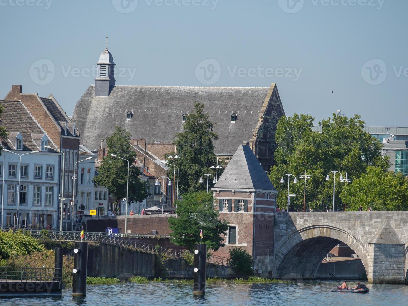 la città di Maastricht sul fiume Maas nei Paesi Bassi foto