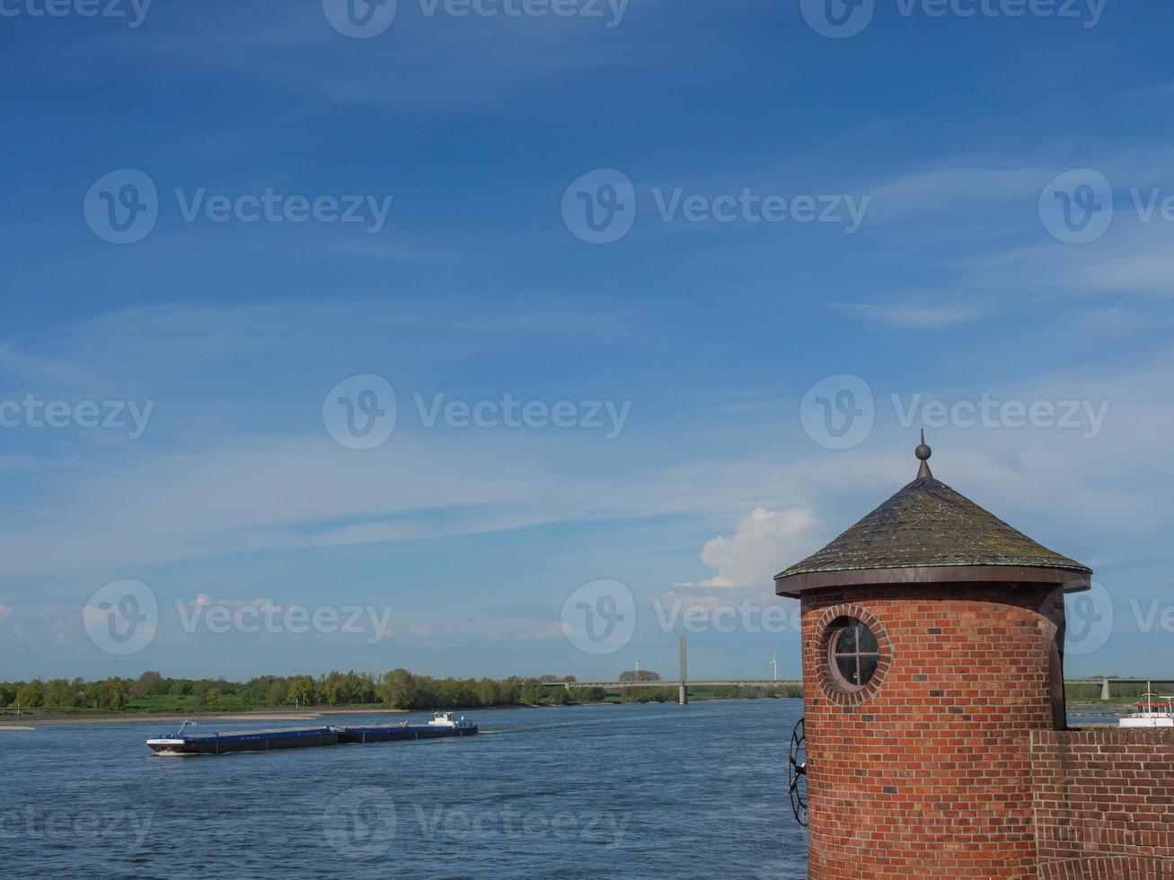 la città di Rees sul fiume Reno foto