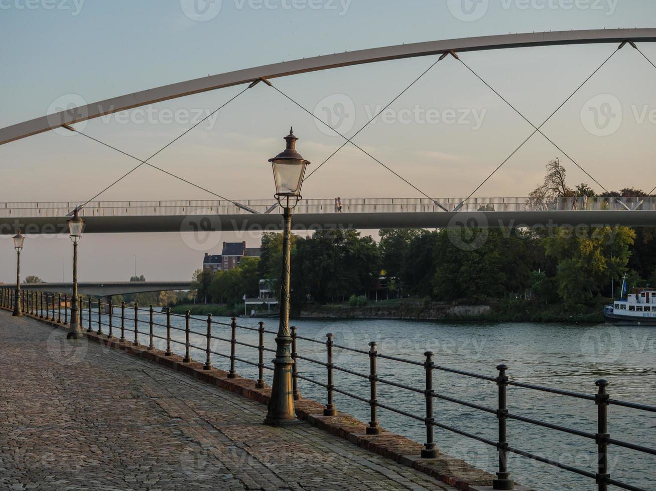 la città di Maastricht sul fiume Maas nei Paesi Bassi foto