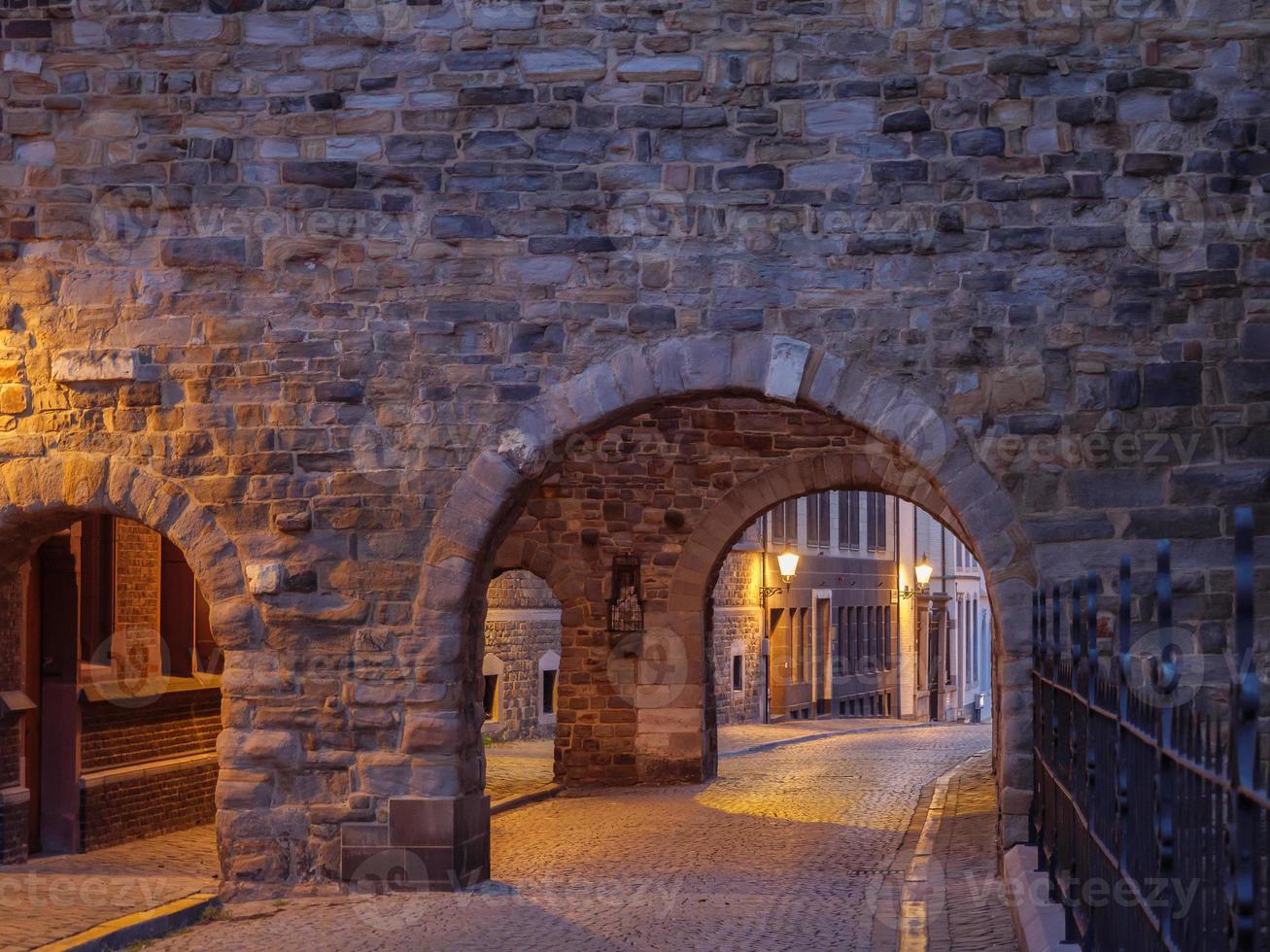 la città di Maastricht sul fiume Maas nei Paesi Bassi foto