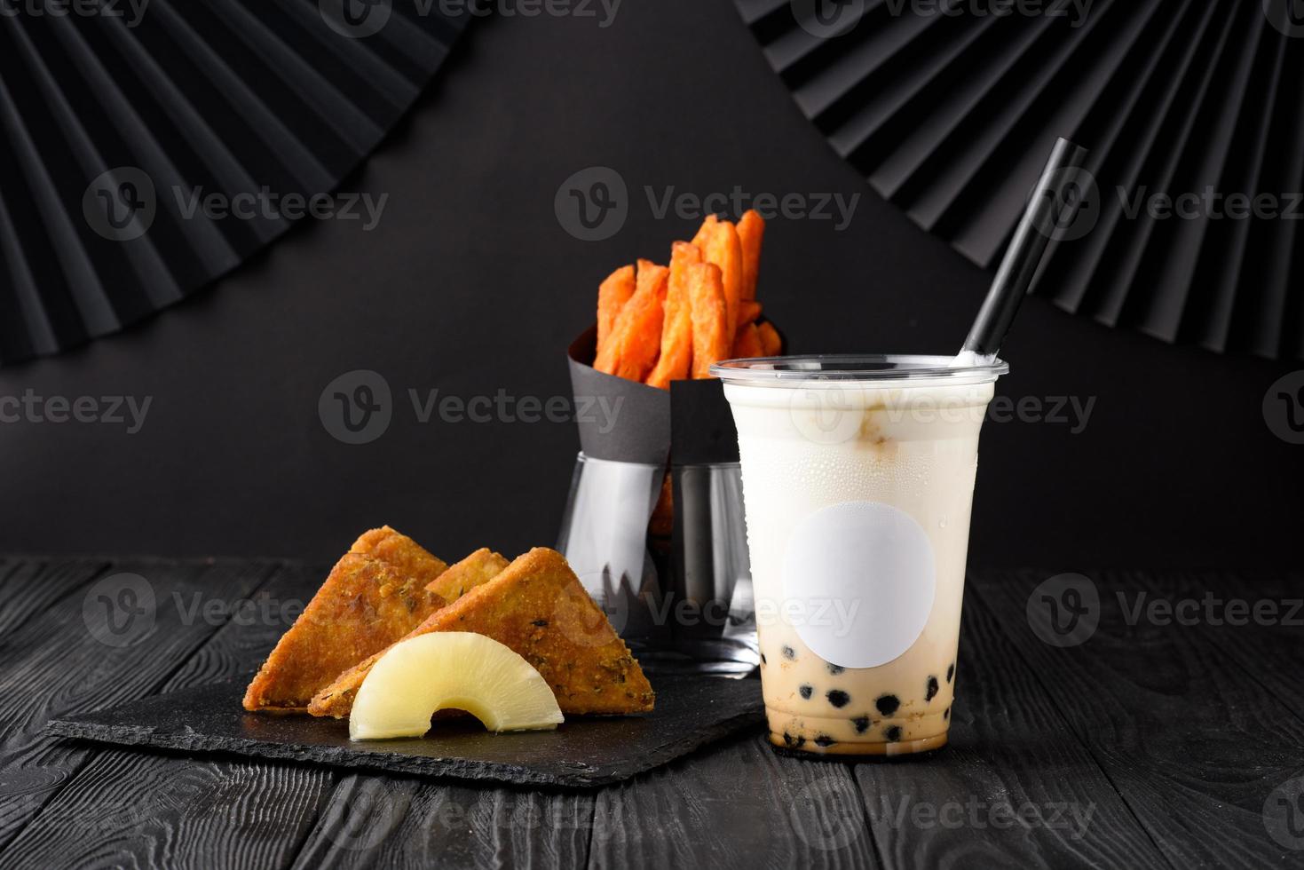 tè con bolle di latte con tapioca e pollo fritto con patate dolci. foto