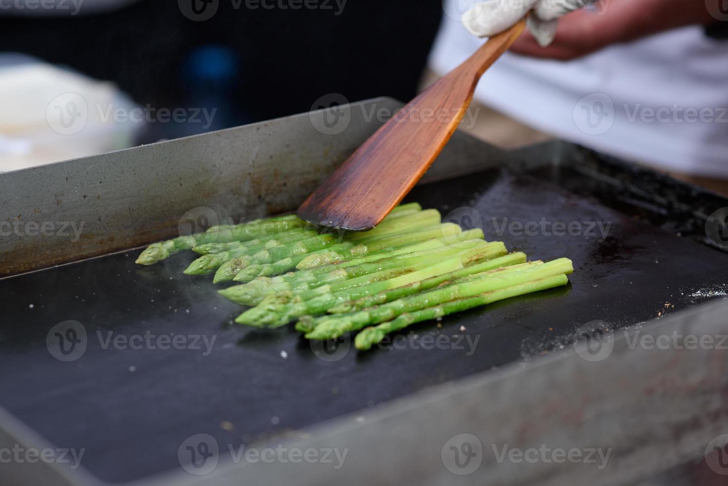 asparagi arrostiti in un pugno di cibo da strada. foto