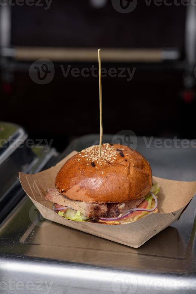 hamburger pronto sul piatto di carta durante il festival del cibo di strada foto