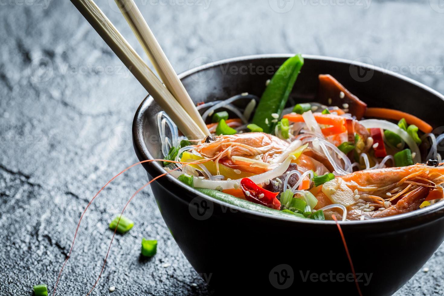 gamberi e verdure serviti con noodles foto