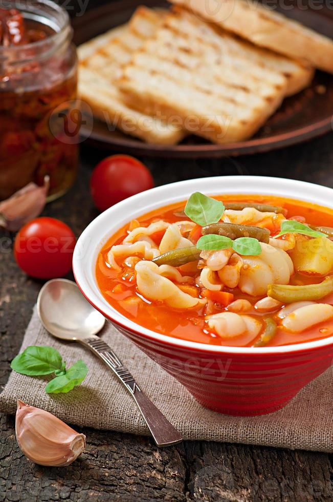 minestrone, zuppa di verdure italiana con pasta foto