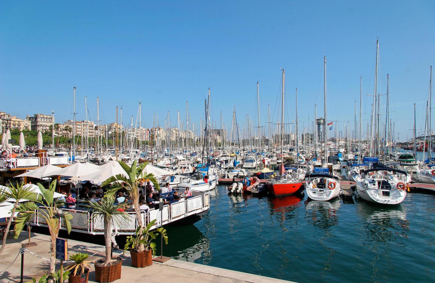 barcellona, spagna, 2006. assortimento di barche e yacht ormeggiati al porto turistico foto