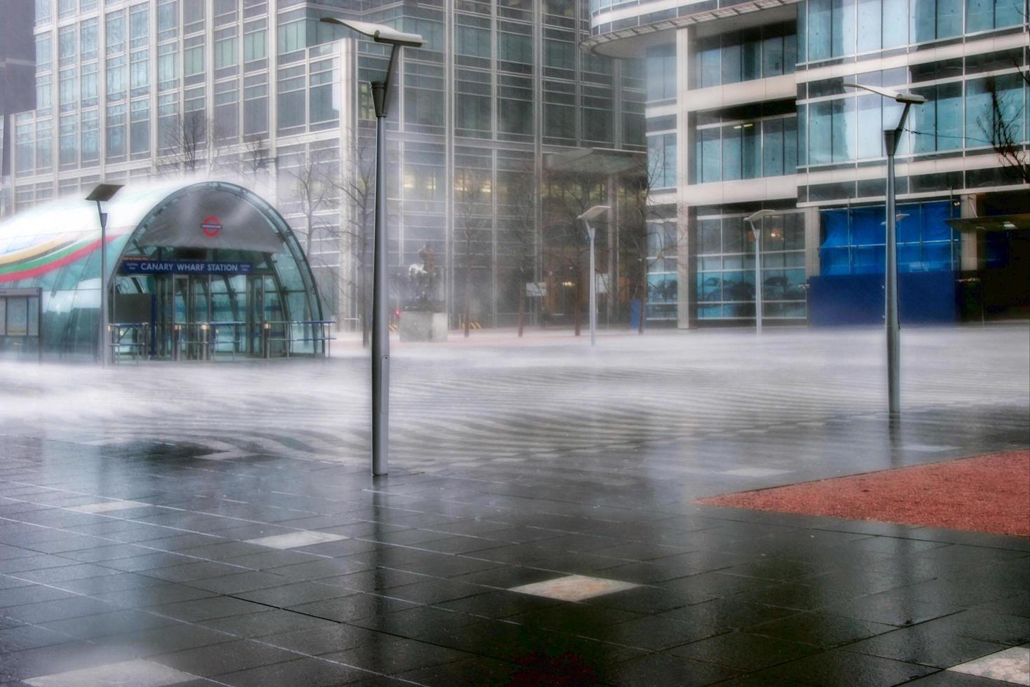 Londra, Regno Unito, 2005. Pioggia torrenziale a Canary Wharf foto
