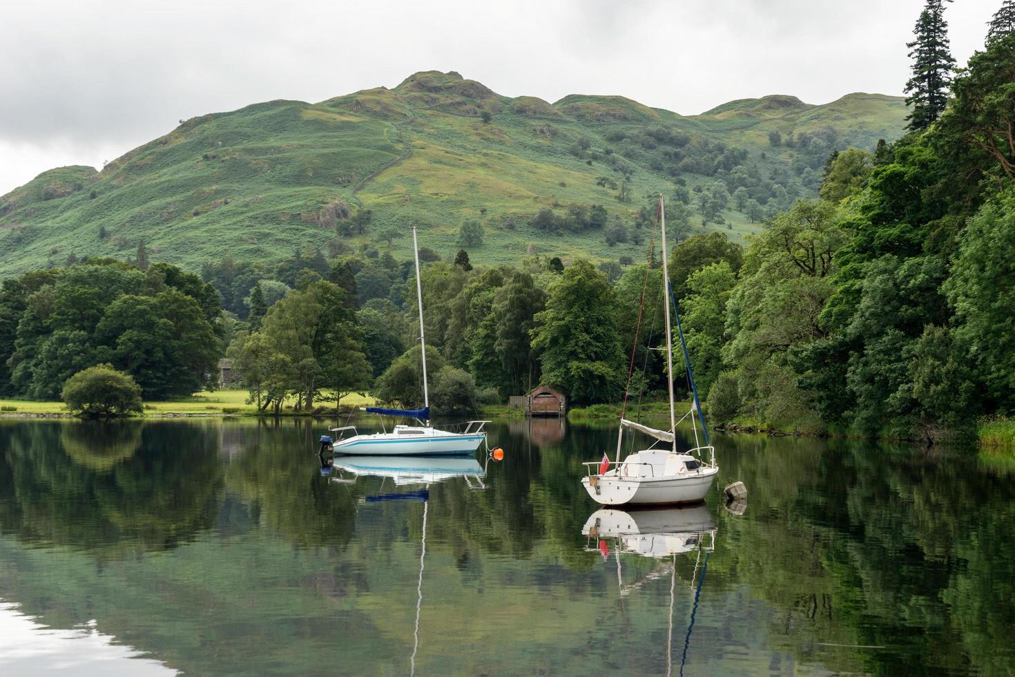 ullswater, Lake District, Cumbria, Regno Unito, 2015. barche ormeggiate foto