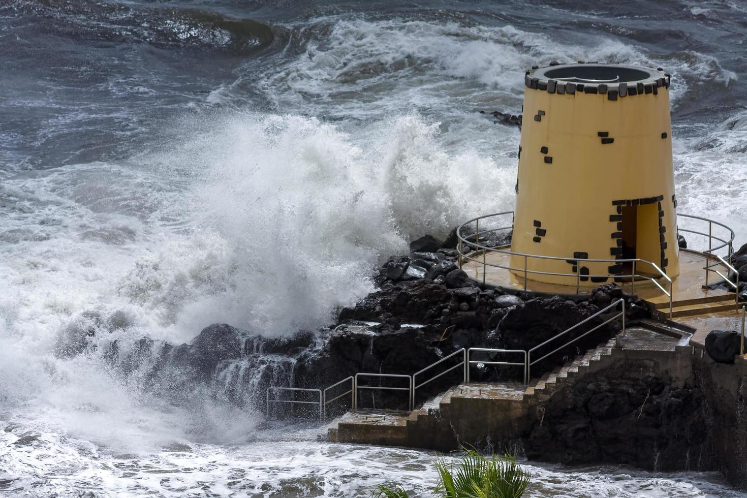 funchal, madera, portogallo, 2008. tempesta tropicale che colpisce la torre di avvistamento foto