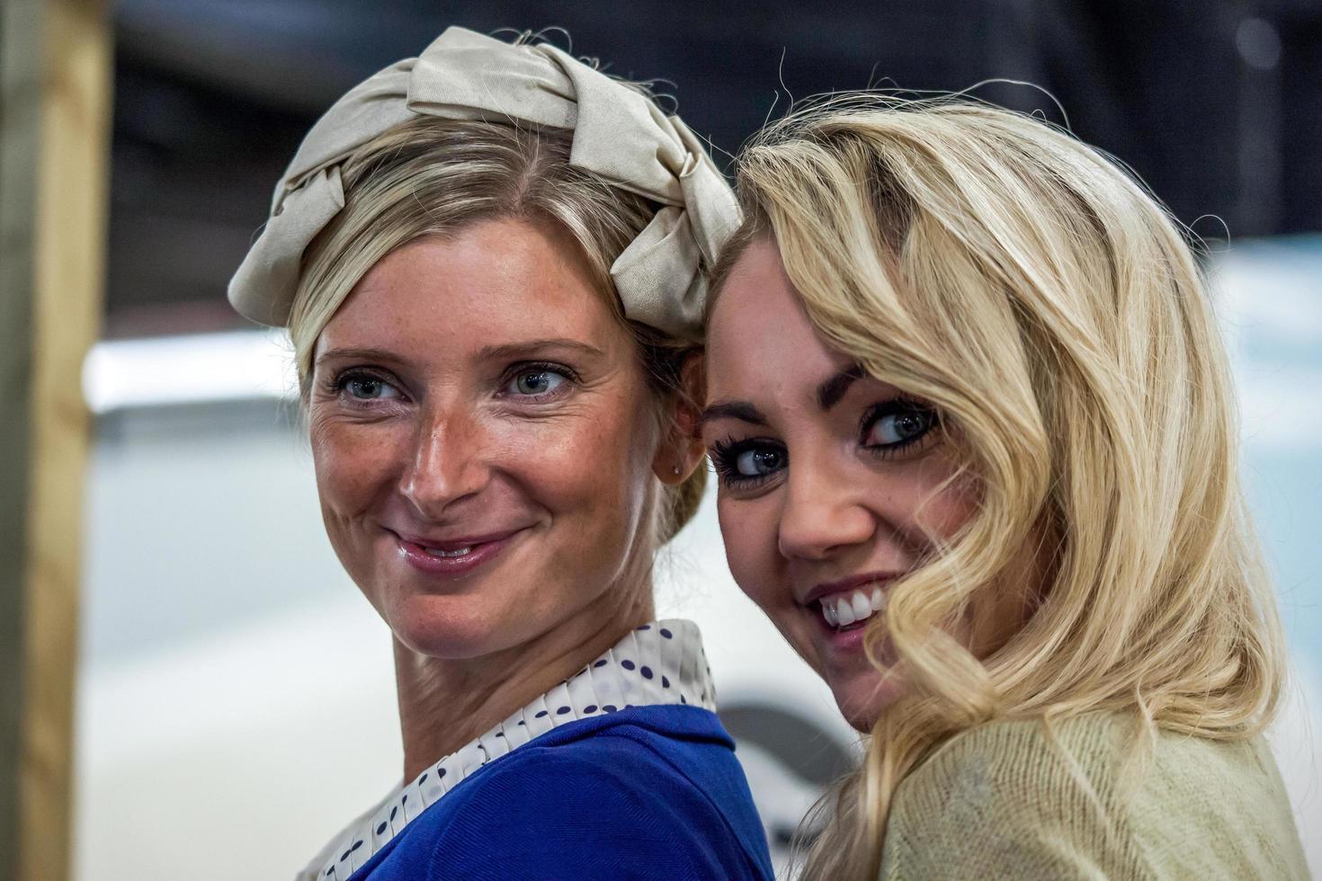 Goodwood, West Sussex, Regno Unito, 2012. due donne sorridenti al Goodwood Revival foto