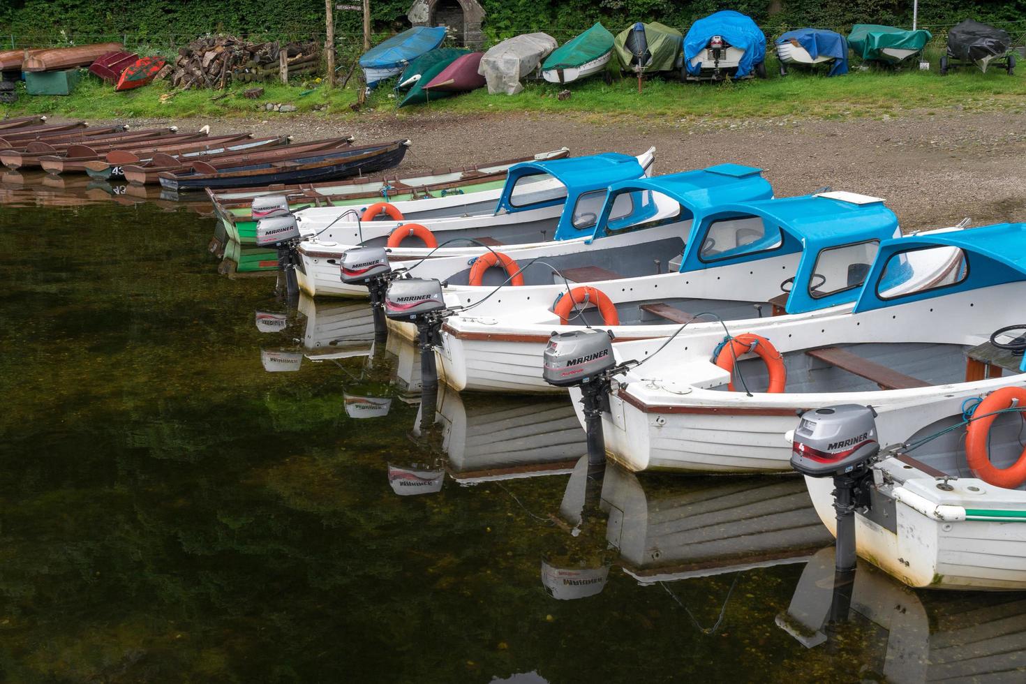 ullswater, Lake District, Cumbria, Regno Unito, 2015. barche ormeggiate foto