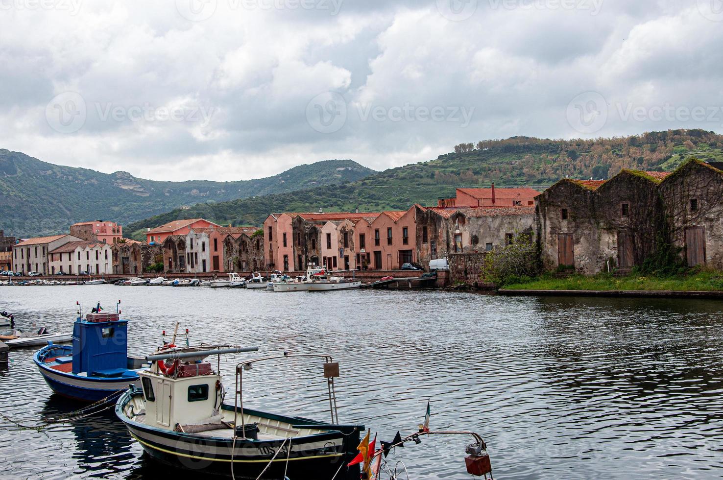 vista di un fiume di fronte alle barche sullo sfondo della città vecchia foto