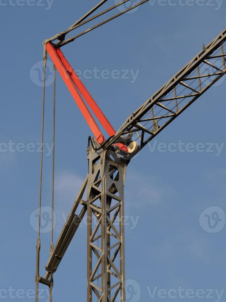 dettagli di una grande gru da cantiere al sole foto