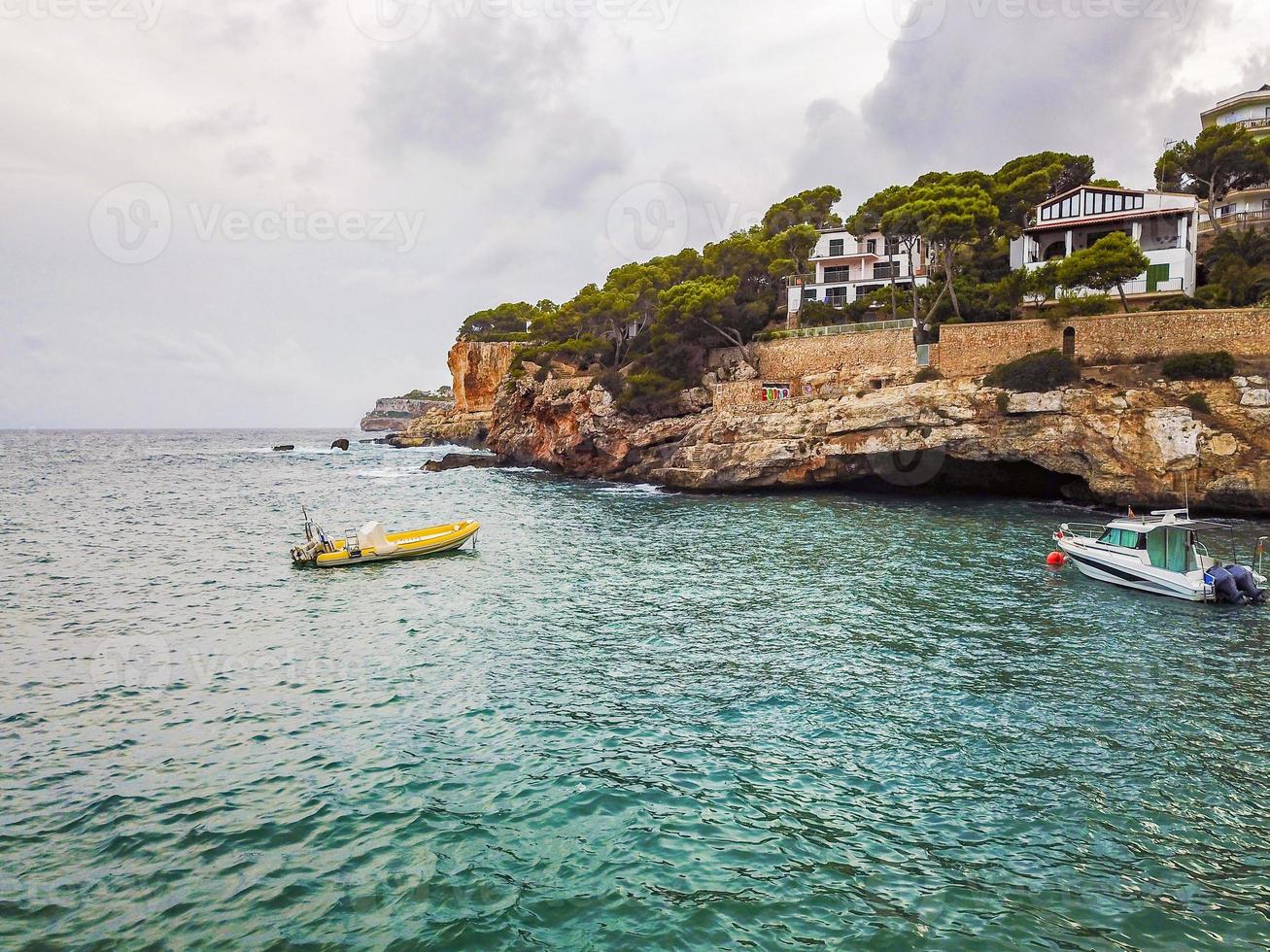 colpo panoramico con drone della baia di cala santanyi mallorca, spagna. foto