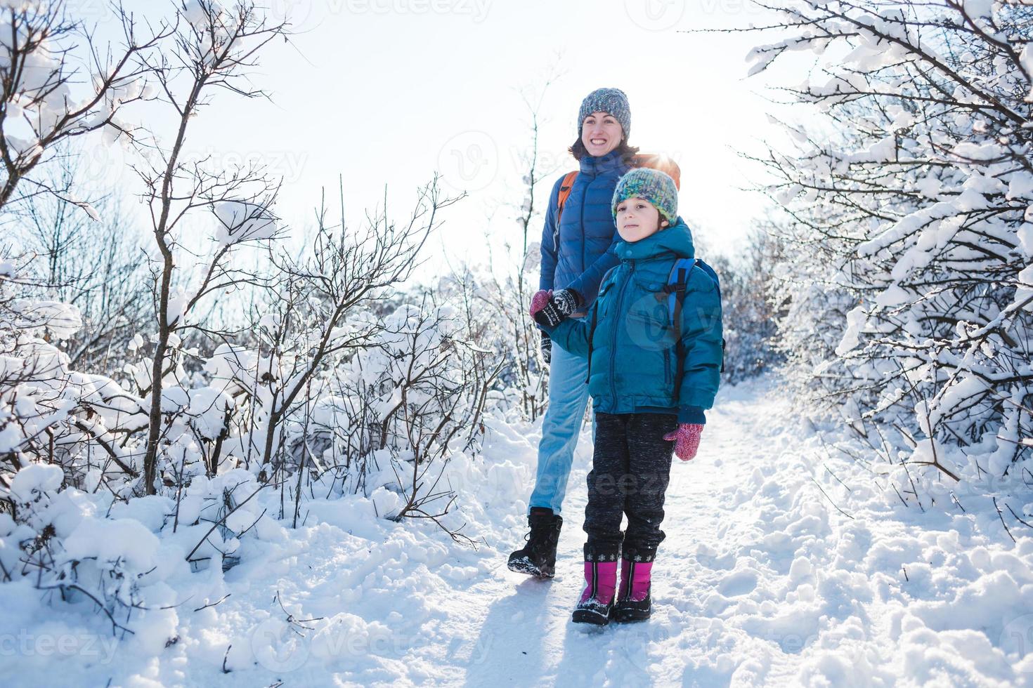 donna con un bambino durante un'escursione invernale in montagna. foto