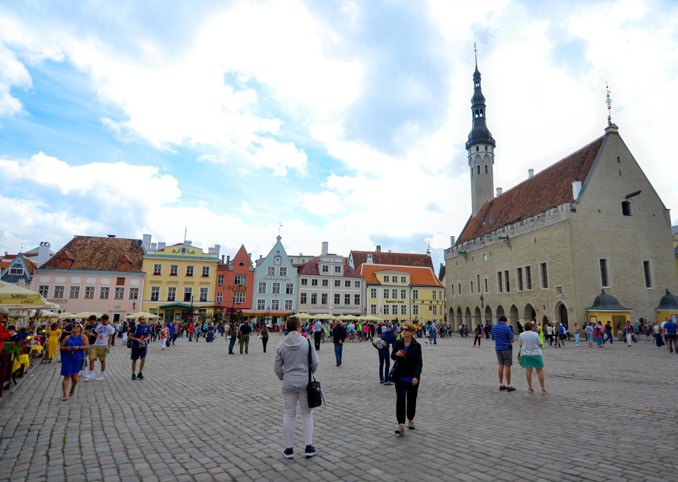 tallinn, estonia, 10 luglio 2017-turisti che si godono una giornata di sole foto