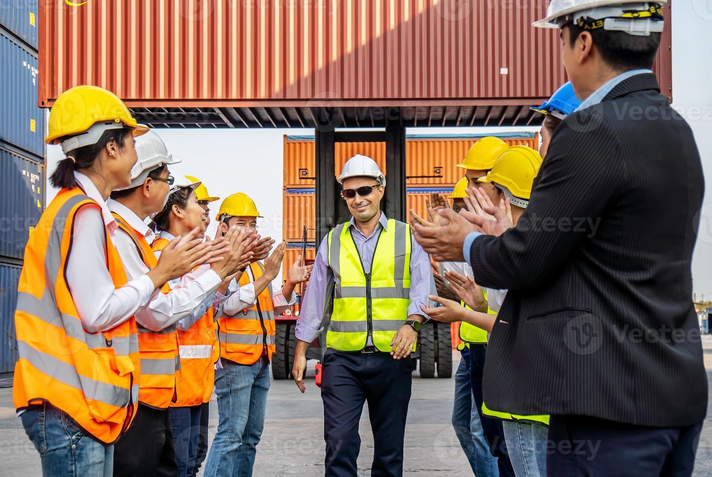 il team di ingegneri e lavoratori professionisti si è congratulato con il successo applaudendo il loro esultante leader dopo il progetto di costruzione completato con successo. concetto di industria pesante di ingegneria foto