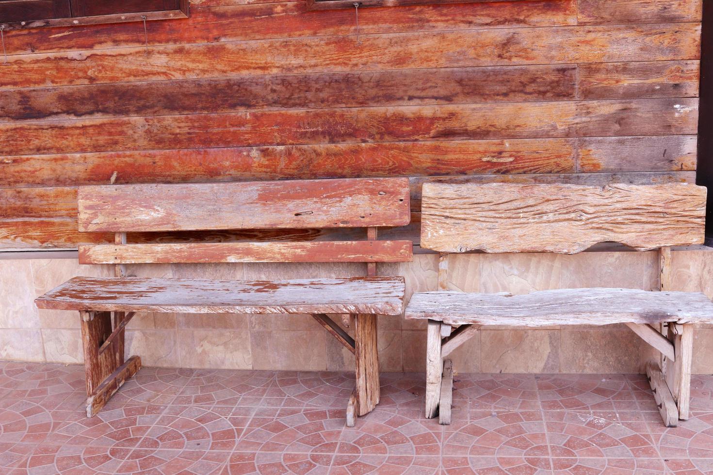 panche in legno marrone rosso e parete in legno marrone rosso. foto