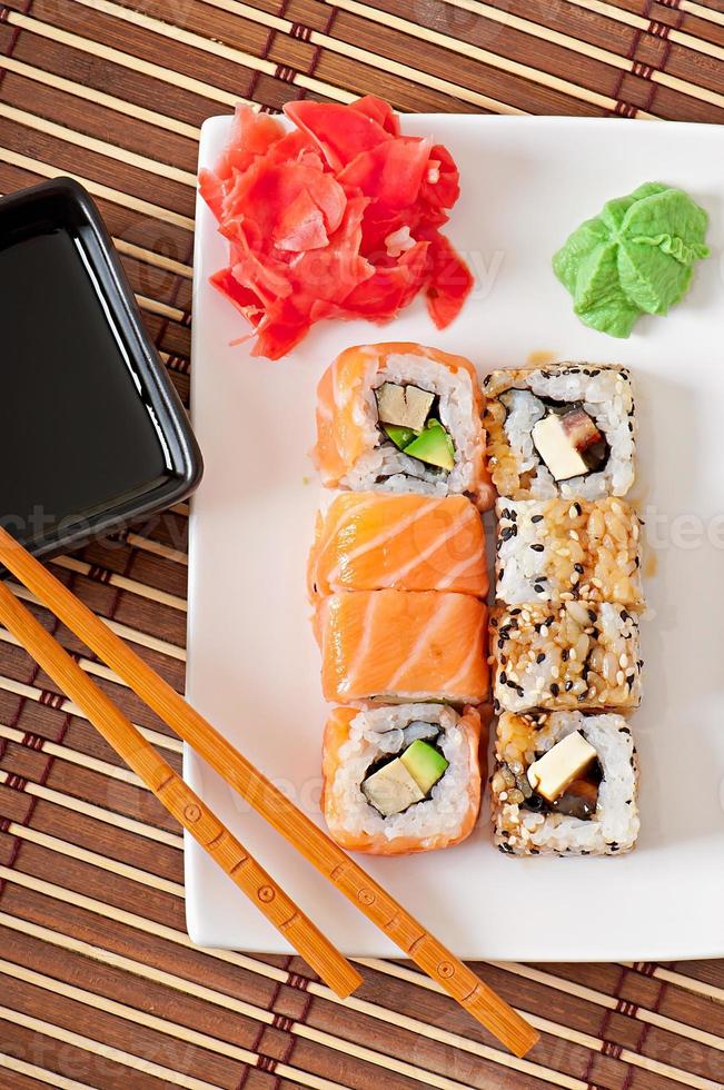 cibo giapponese - sushi e sashimi foto