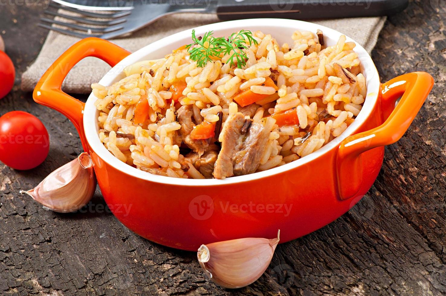 pilaf - porridge di riso con carne e spezie foto