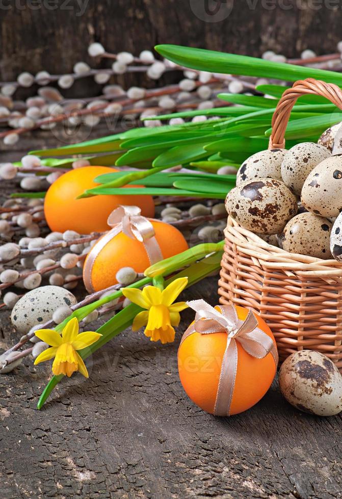 uova di Pasqua colorate su fondo di legno vecchio foto