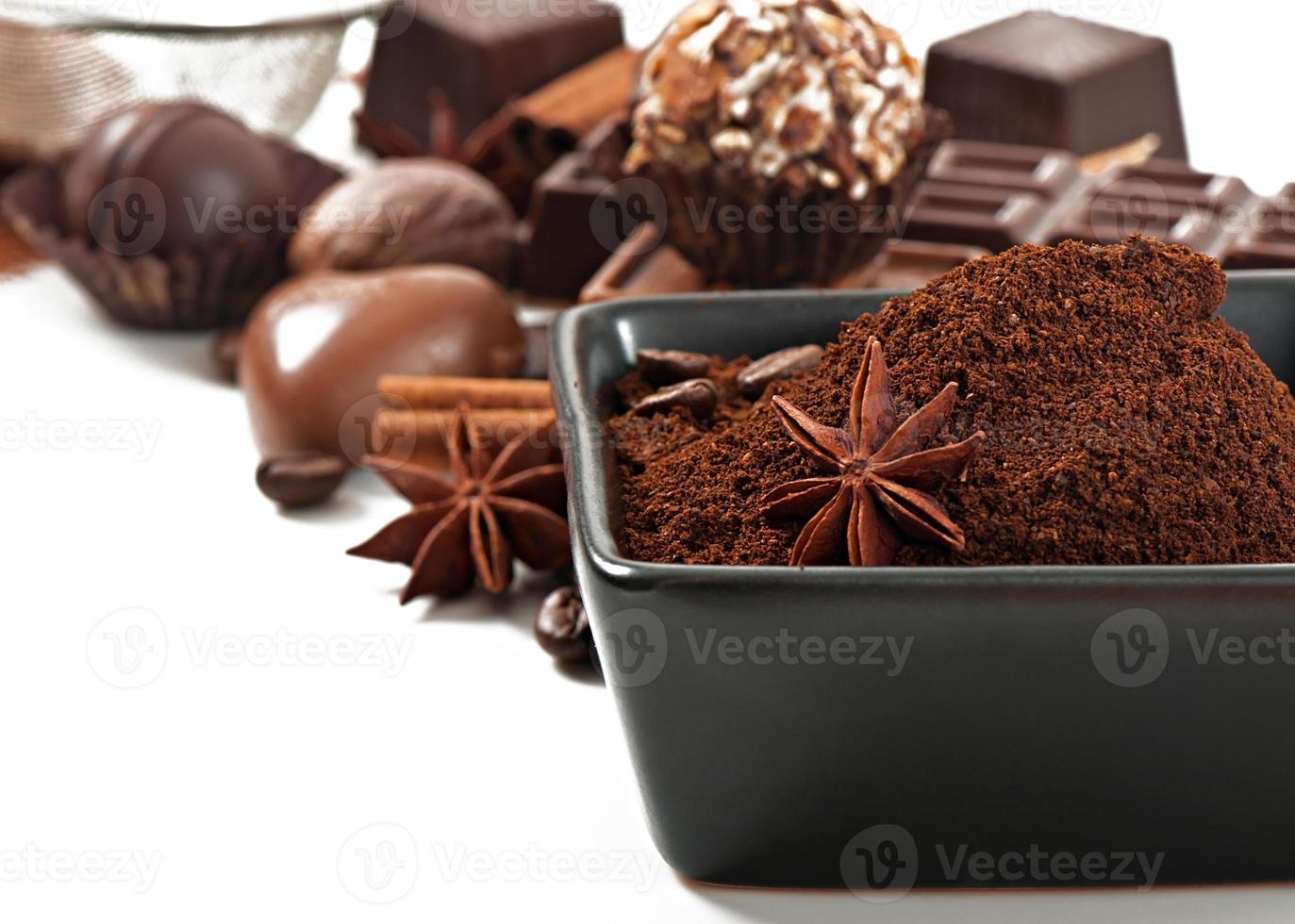 cioccolato e spezie isolati su sfondo bianco foto