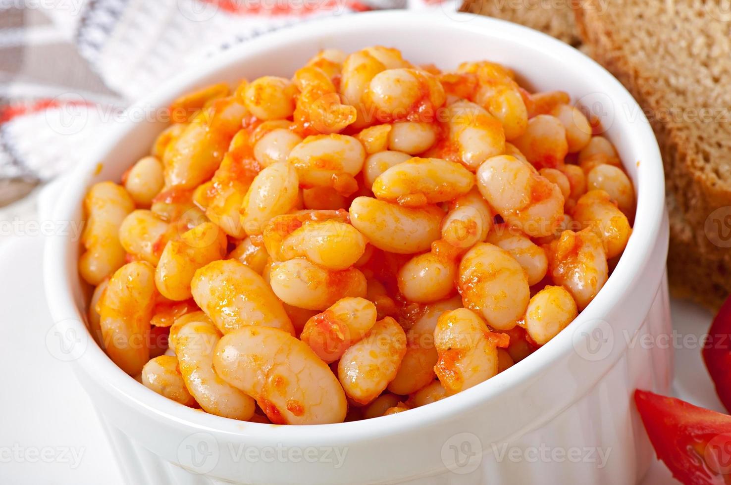 fagioli al forno in una delicata salsa di pomodoro foto