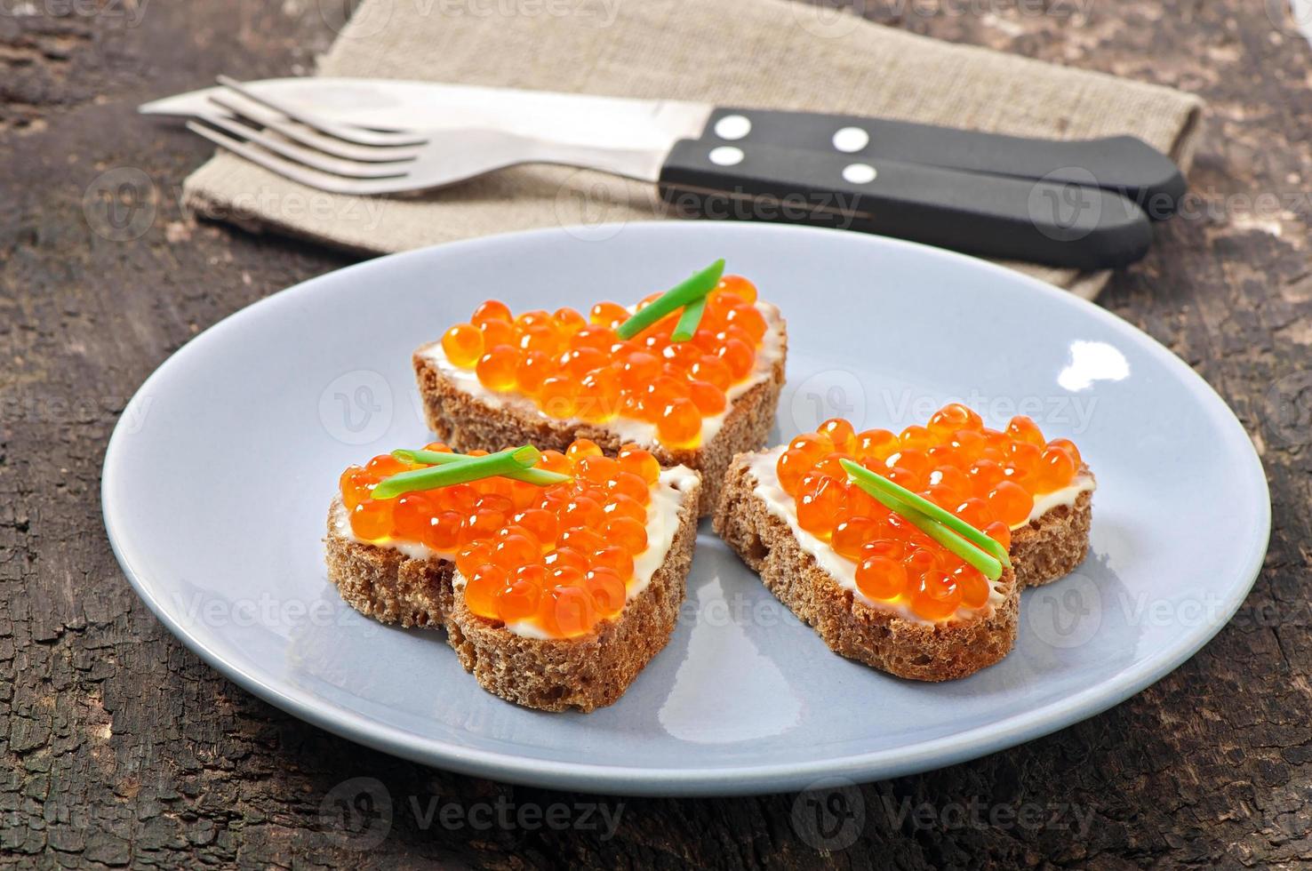 panino con caviale rosso a forma di cuore foto