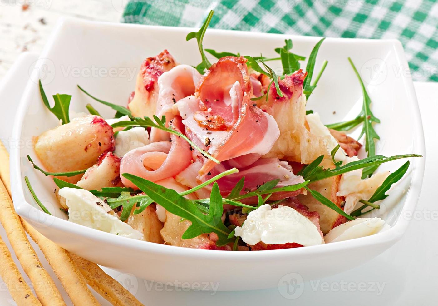 grissini con prosciutto, pomodoro e basilico foto