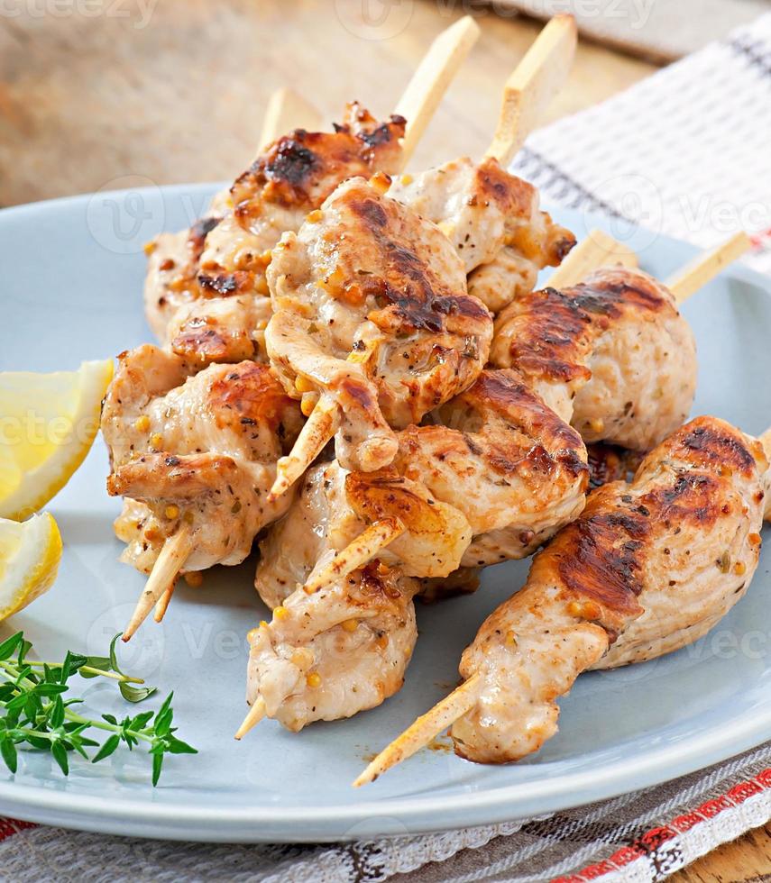 pollo alla griglia su spiedini di bambù foto