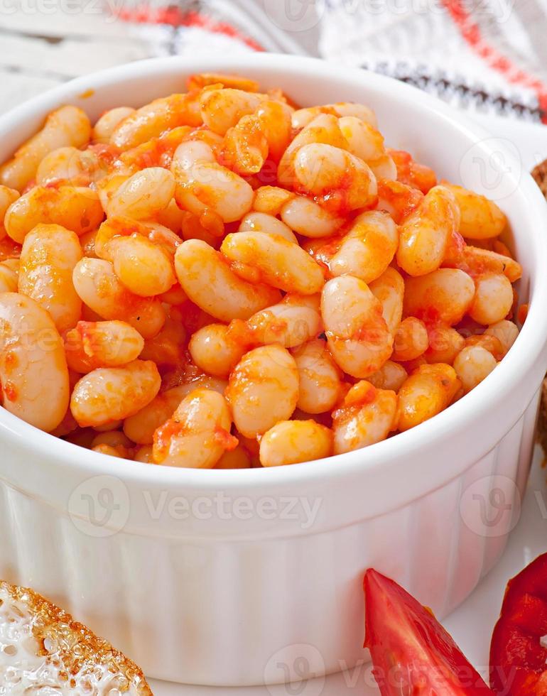 fagioli al forno in una delicata salsa di pomodoro foto