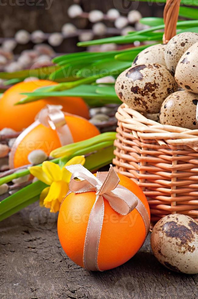 uova di Pasqua colorate su fondo di legno vecchio foto