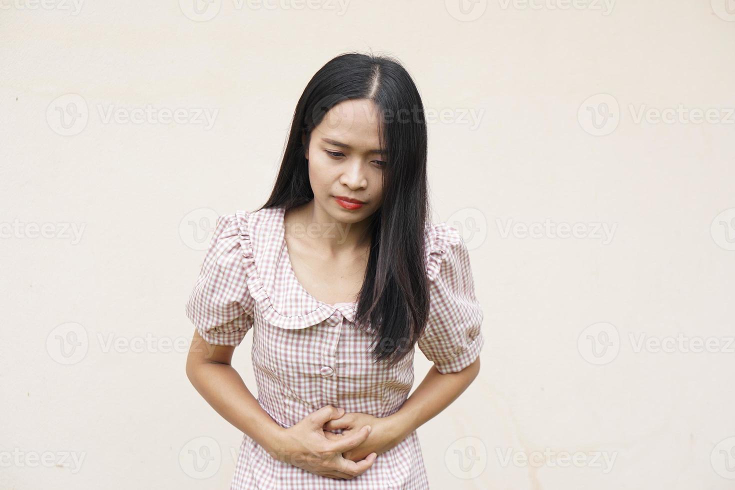 la donna soffre di mal di stomaco gastrite cronica concetto di gonfiore addominale foto