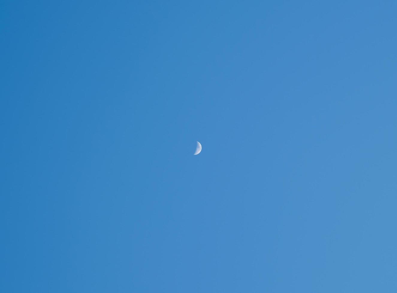 falce di luna e cielo blu chiaro sullo sfondo. concetto di natura minima. foto