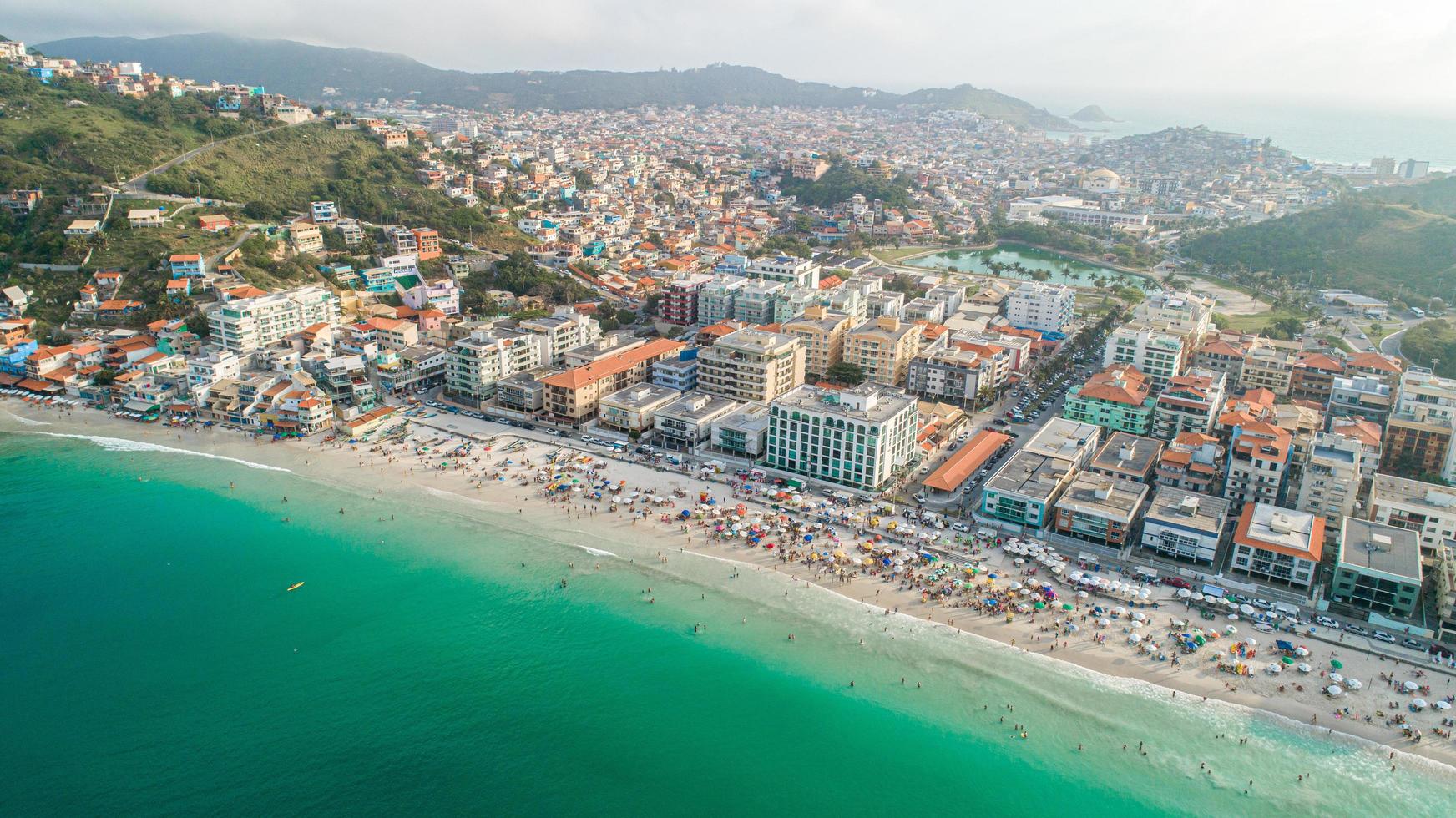 arraial do cabo, rio de janeiro, brasile, circa ottobre 2019 immagine aerea di una parte della città di arraial do cabo, brasile. foto