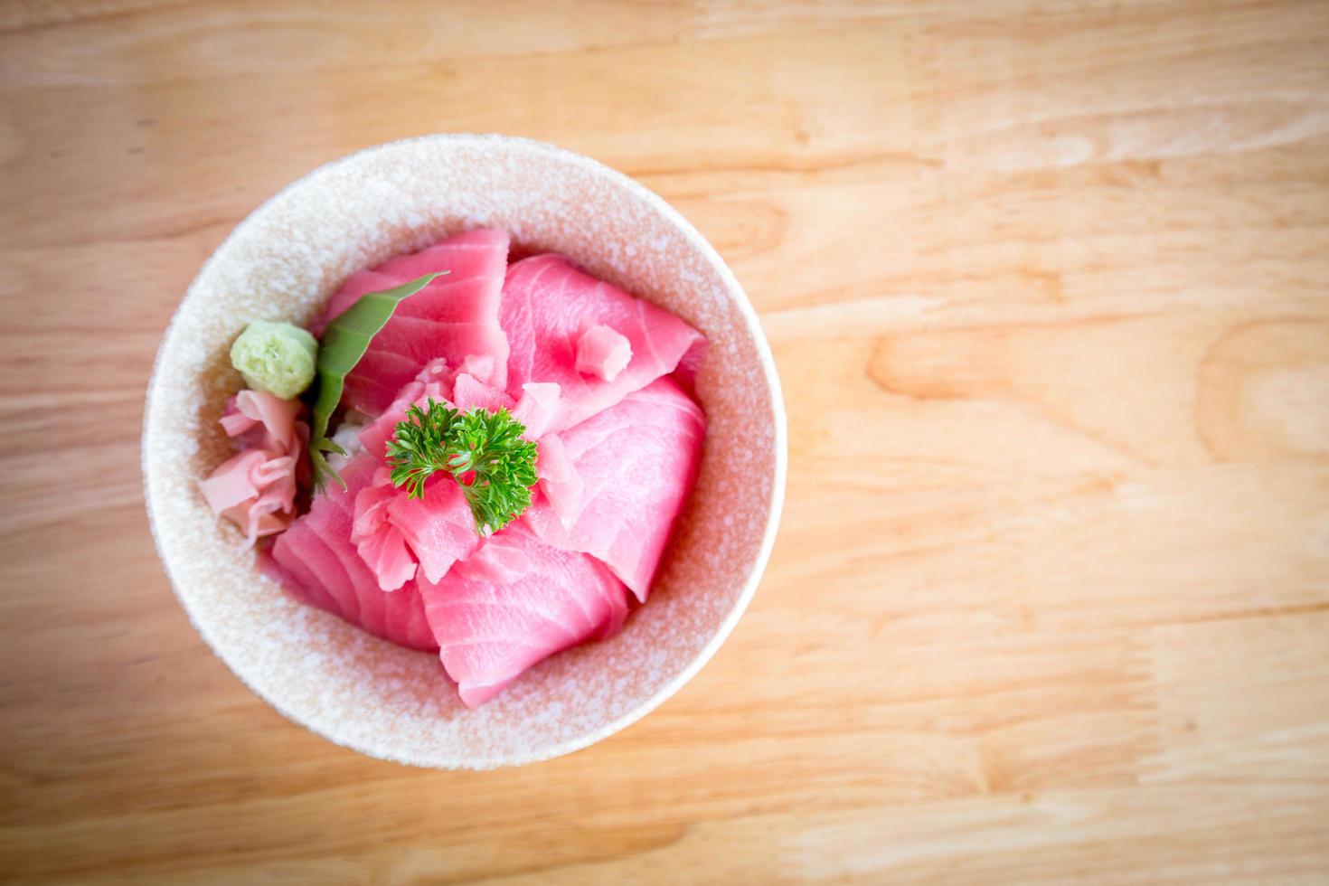 tonno giapponese o maguro don servito con wasabi. foto