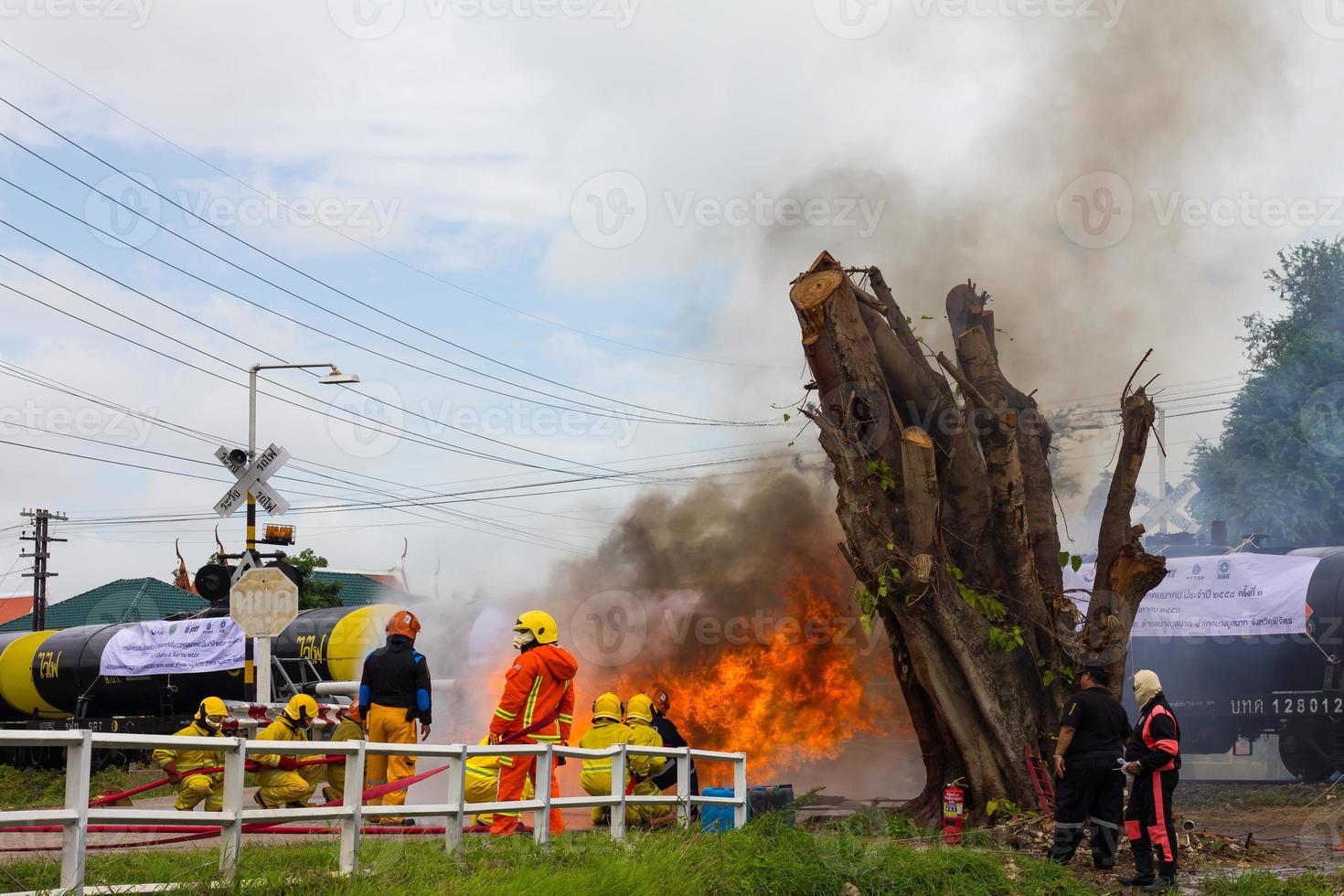 i vigili del fuoco si addestrano vicino al ceppo. foto