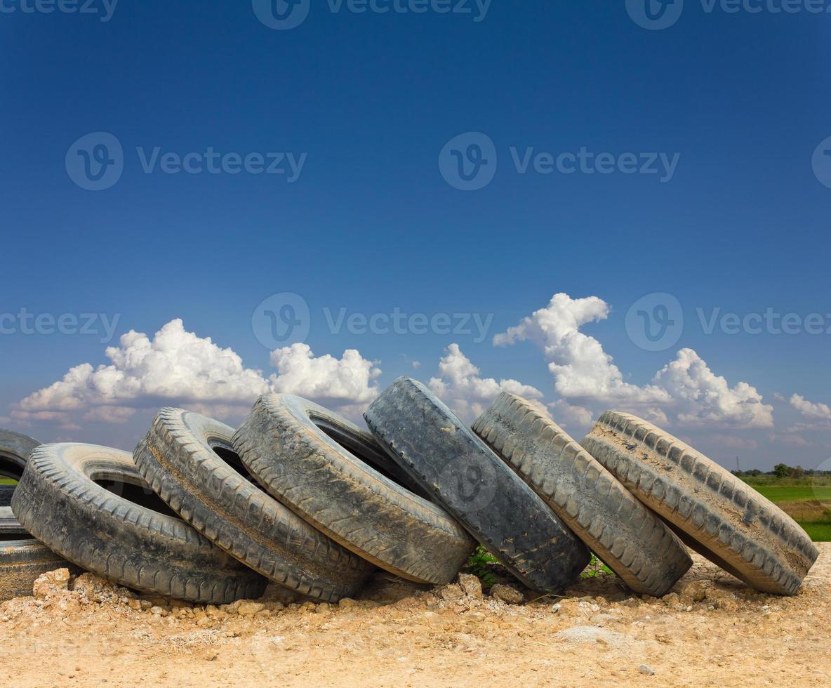 vecchi pneumatici cielo nuvoloso foto