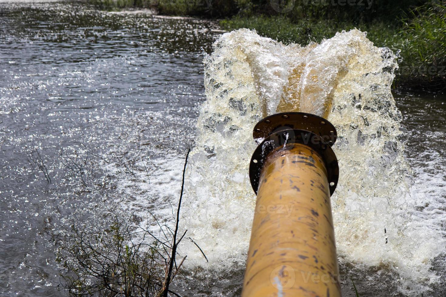 tubo di deflusso dell'acqua energicamente. foto