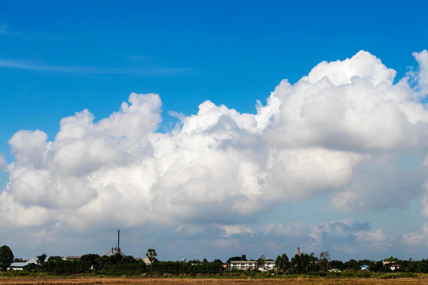 villaggio rurale di cieli nuvolosi. foto