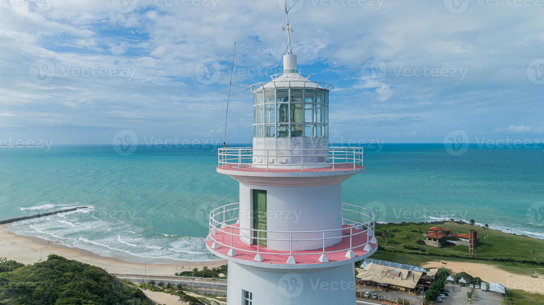 vista ad angolo basso del faro in cima fo duna frondosa a natale, brasile foto