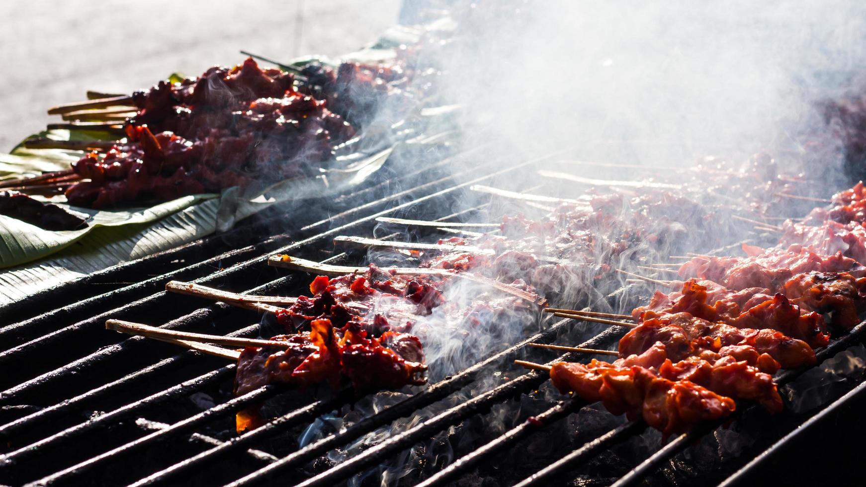 spiedini di pollo in fumo foto