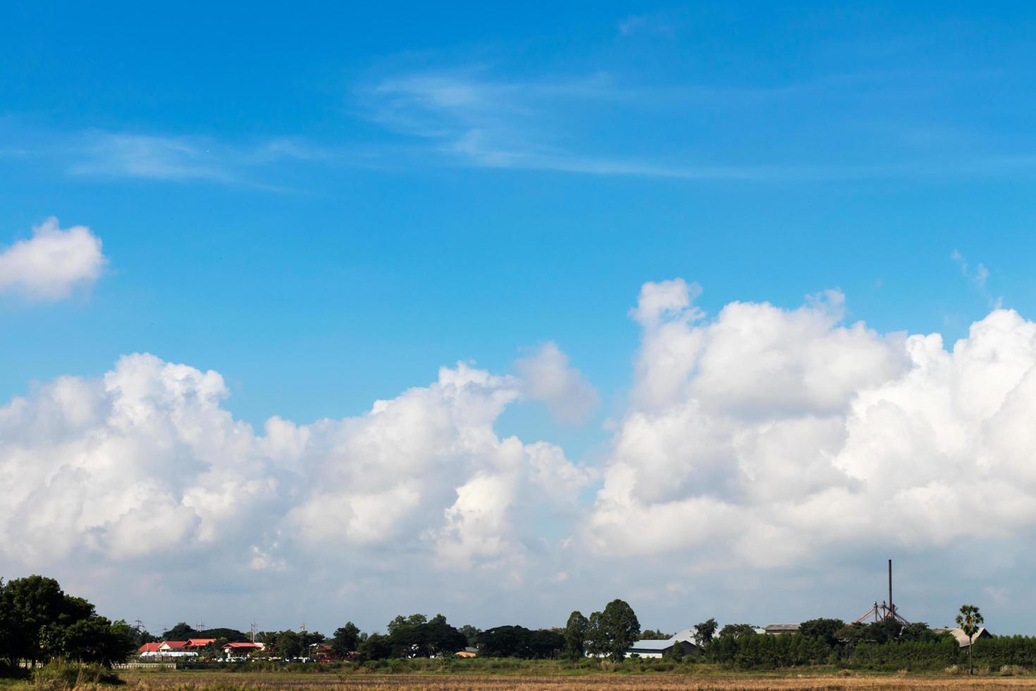 villaggio rurale di cieli nuvolosi. foto