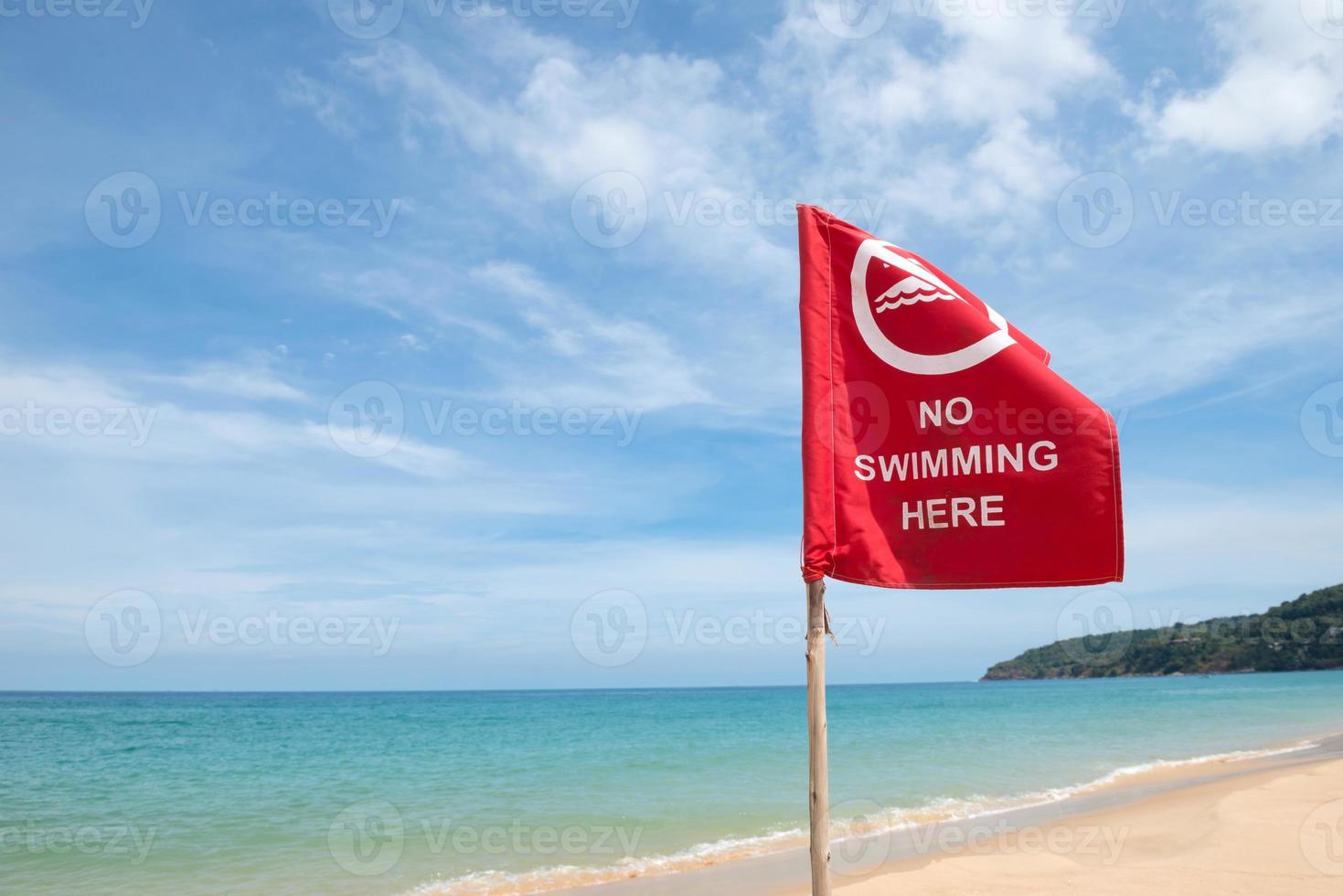 nessun segnale di pericolo di nuoto in spiaggia foto