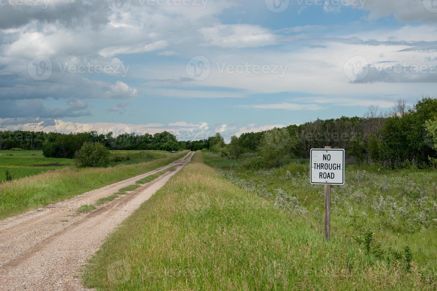 nessun segnale stradale, strada di campagna, saskatchewan, canada. foto