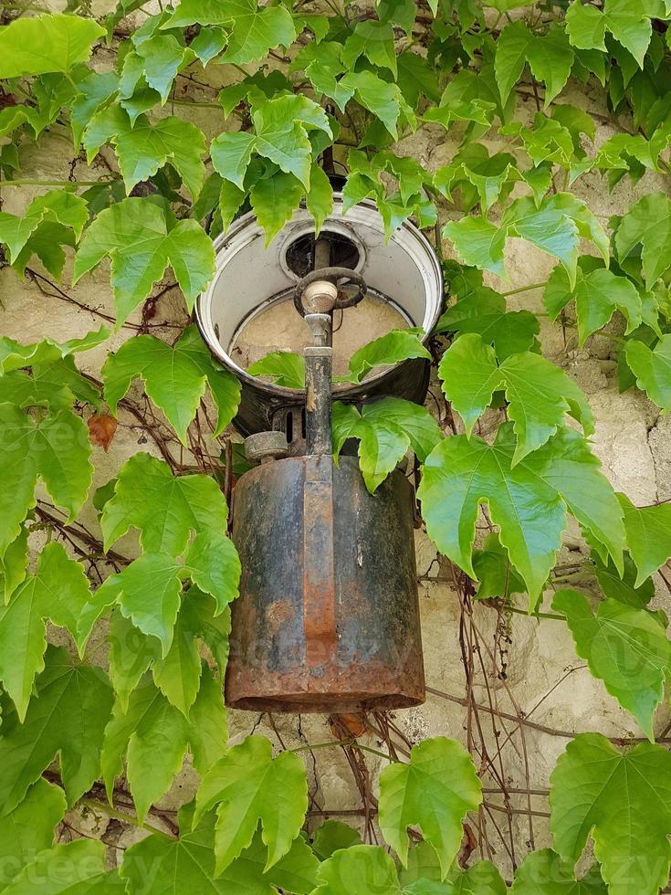 vecchia lampada a olio per la decorazione foto