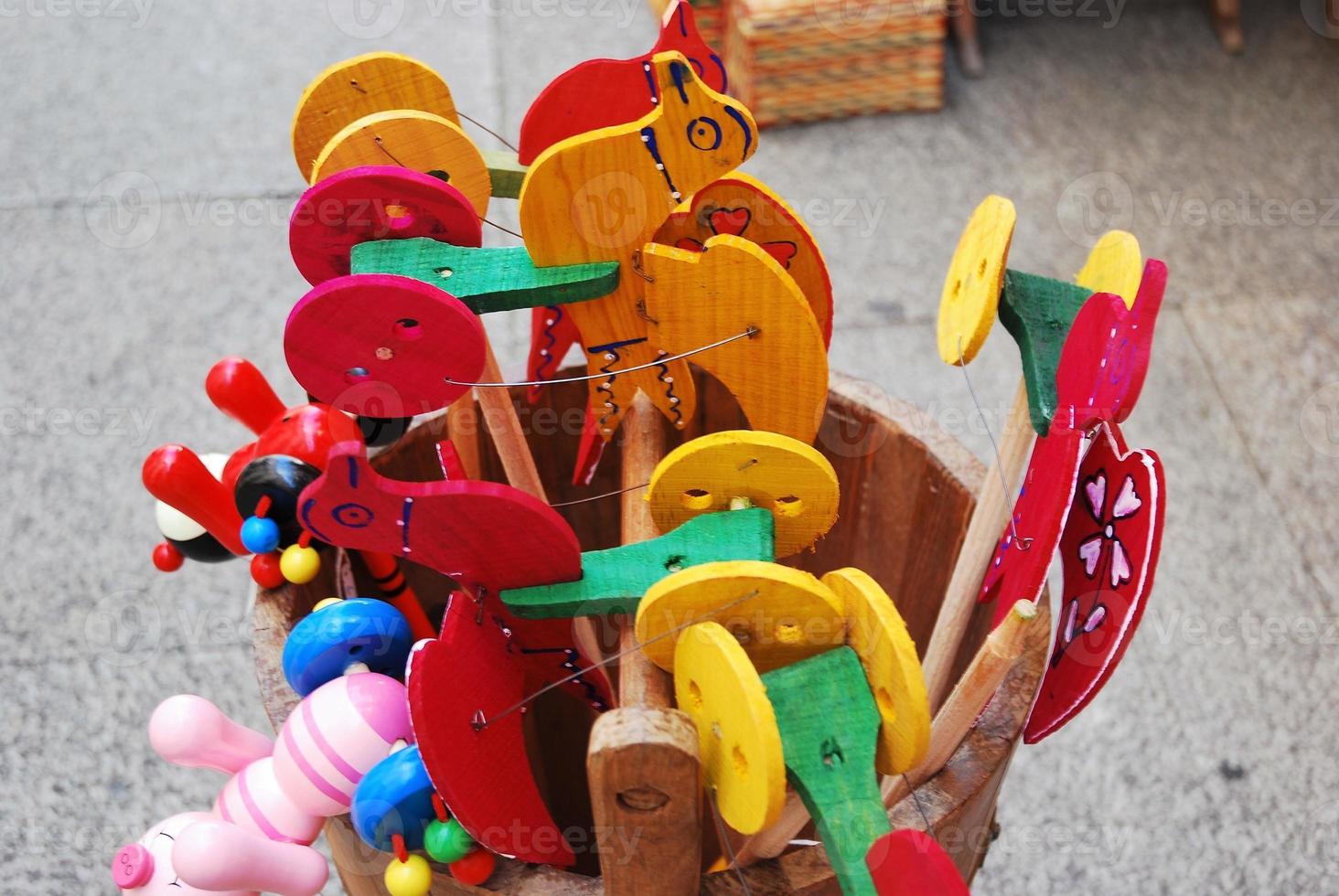 giocattoli in legno fatti a mano per bambini foto