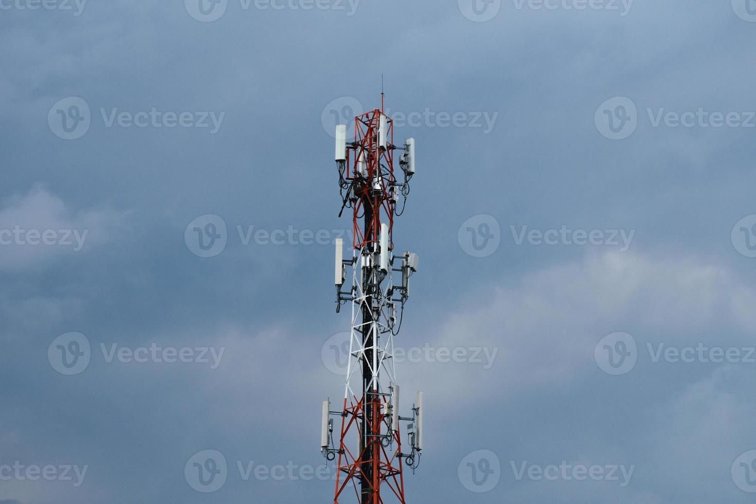 torre di telecomunicazione di 4g e 5g cellulare. comunicazione di trasmissione dell'antenna. stazione base del segnale del telefono cellulare. foto