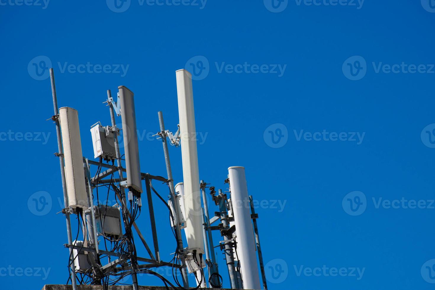 torre di telecomunicazione di 4g e 5g cellulare. comunicazione di trasmissione dell'antenna. stazione base del segnale del telefono cellulare. foto