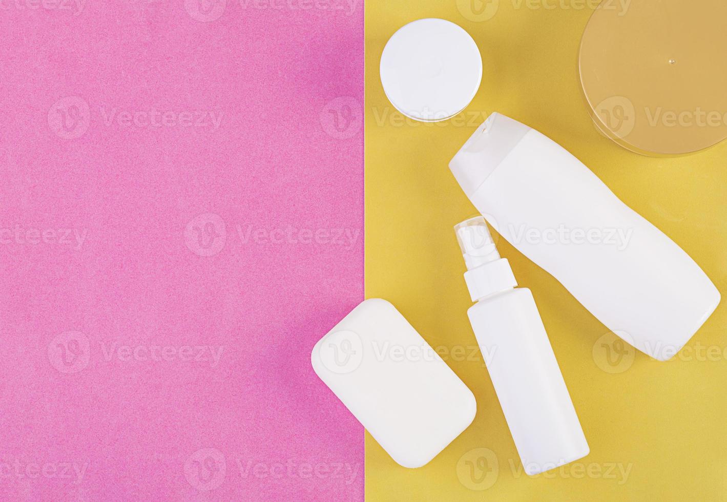 impostare cosmetici spa. mockup su sfondo rosa-giallo, posiziona il tuo design. vista dall'alto foto